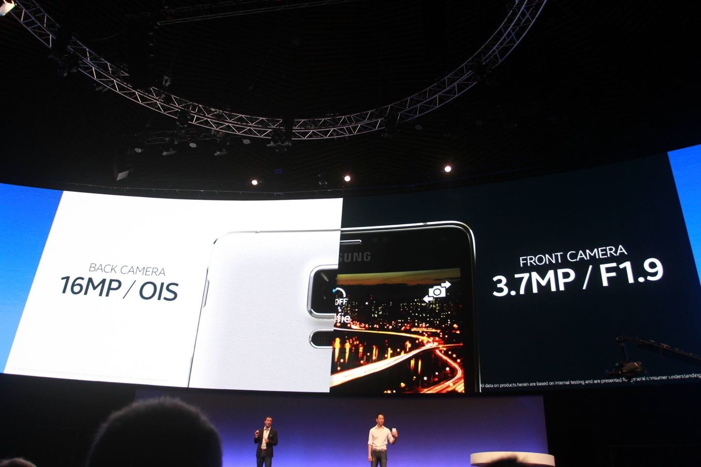 Bên cạnh đó, Galaxy Note 4 cũng được nâng cấp camera chính lên đến 16 MP có chống rung quang học, camera phụ ở mặt trước có độ phân giải 3,7 MP, khẩu độ f/1.9, tiêu cự có thể thay đổi để tạo ra một góc chụp giao động từ 90 - 120 độ, phù hợp với chụp chân dung hoặc góc rộng cùng bạn bè. Ảnh: Quốc Huy.