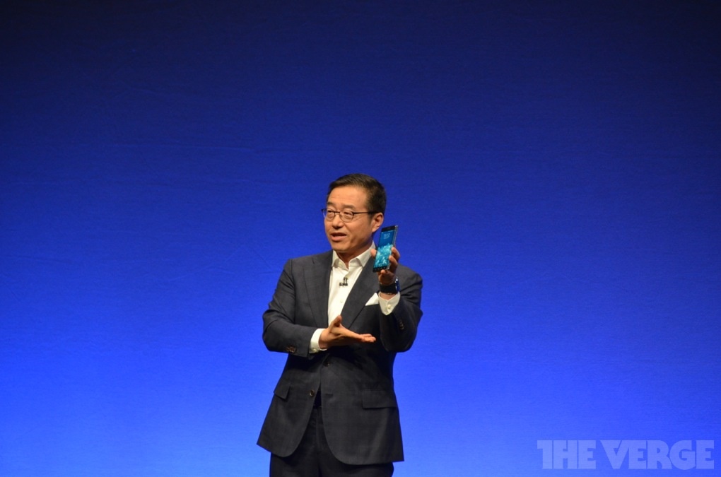 Note Edge có màn hình cong dần về cạnh. Máy sử dụng công nghệ hiển thị Super AMOLED tương tự như trên Galaxy Alpha.