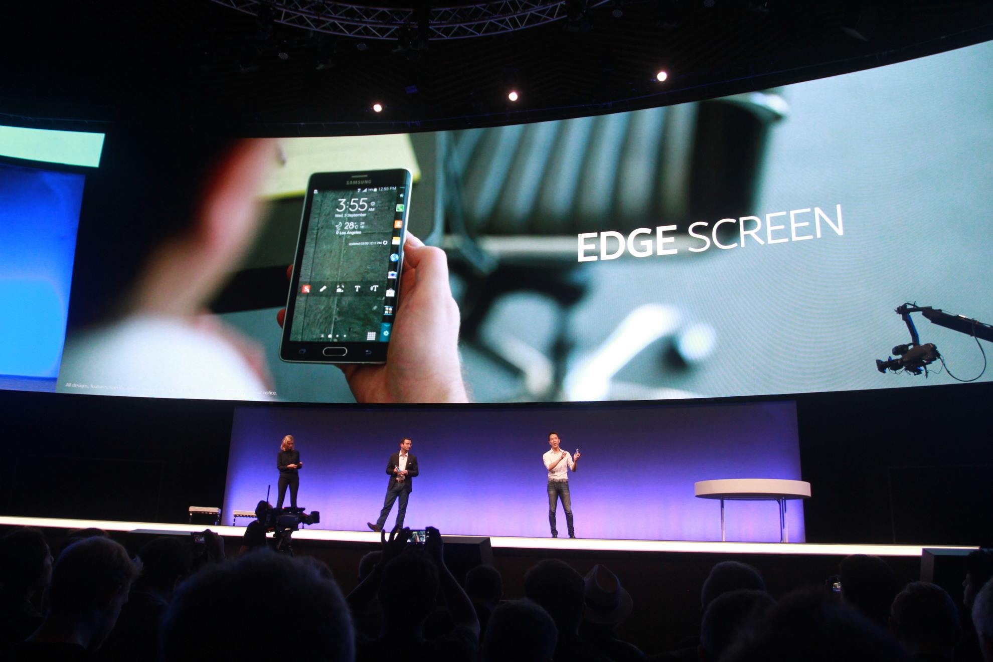 Kết thúc bài nói về Note 4, Samsung chuyển sang phần thuyết trình về chiếc Galaxy Note Edge có màn hình cong. Đây là thiết bị gây tò mò nhất tại sự kiện này vì hãng điện thoại Hàn Quốc hầu như không cung cấp nhiều thông tin về Note Edge trước giờ ra mắt. 
