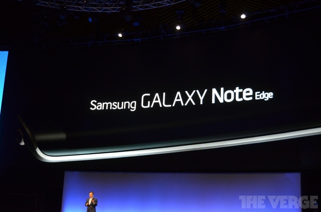 Đại diện của Samsung cất Galaxy Note 4 vào túi và đưa ra một thiết bị tiếp theo có màn hình cong mang tên Galaxy Note Edge.