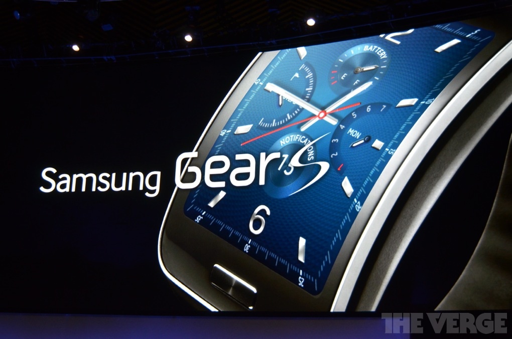 Samsung cũng tiếp tục đưa ra hai chiếc đồng hồ thông minh mới mang tên Gear S và Gear VR. Đây là hai phụ kiện  dành cho Galaxy Note 4 và Note Edge.