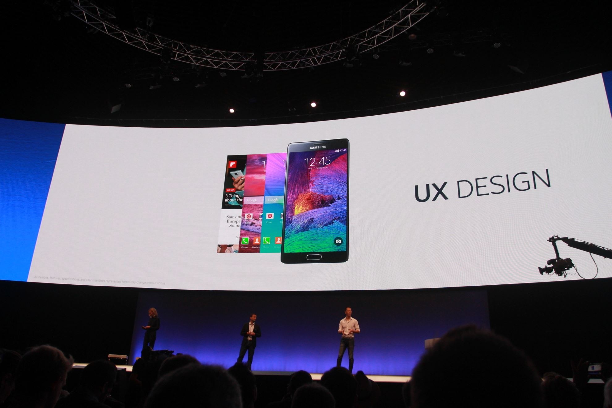 Tương tự như Note 3, tùy thị trường mà Galaxy Note 4 có thể được trang chip Qualcomm lõi tứ tốc độ 2,7 GHz hoặc chip Exynos tám nhân gồm bốn nhân tốc độ 1,9 GHz và bốn nhân tốc độ 1,3 GHz. Máy có RAM 3 GB, bộ nhớ trong 32 GB và dung lượng pin 3.200 mAh. Tuy có dung lượng pin tương đương với Note 3, nhưng Note 4 được trang bị công nghệ sạc siêu tốc.