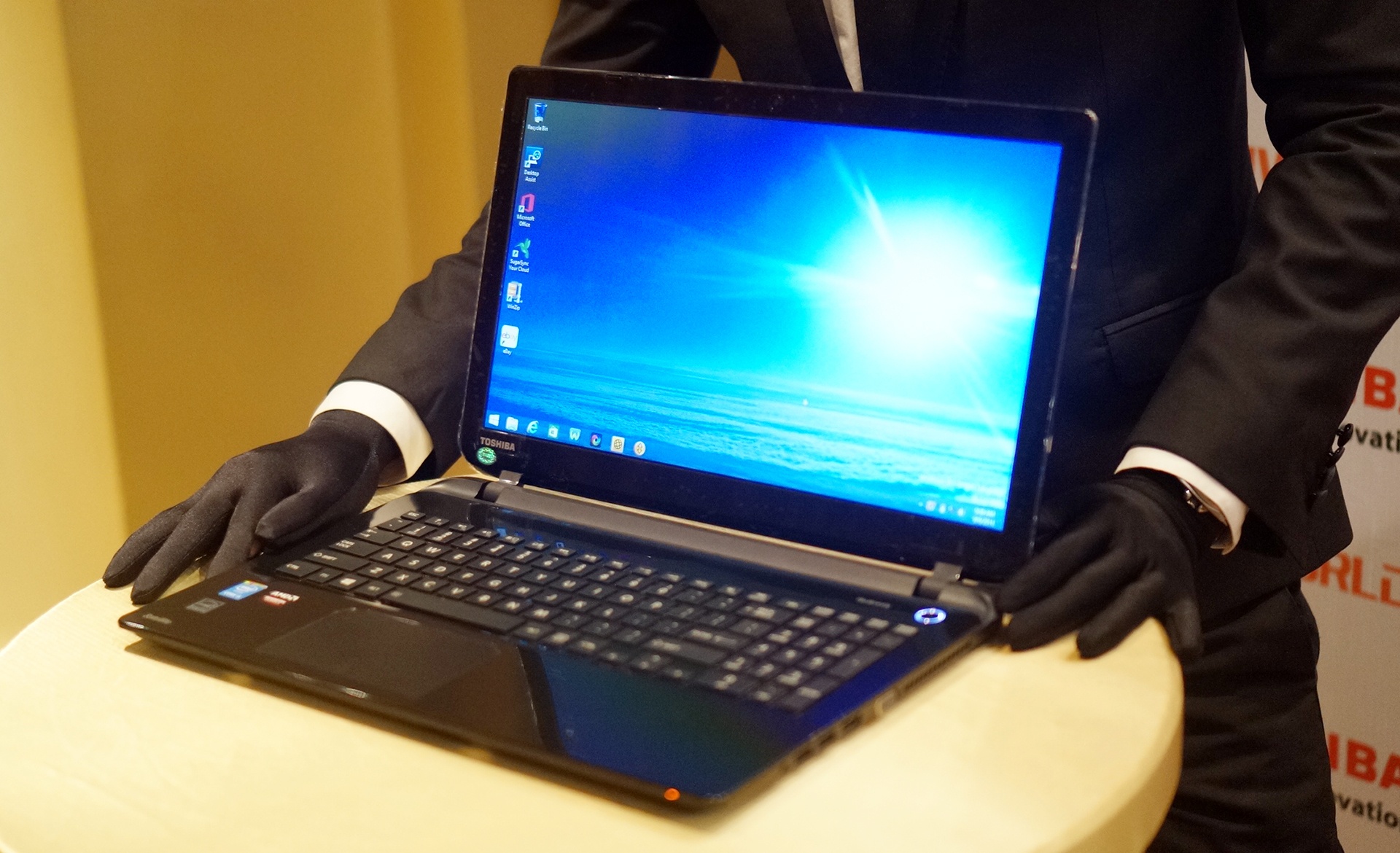 Loat laptop Toshiba Satellite mong nhe do bo thi truong Viet hinh anh