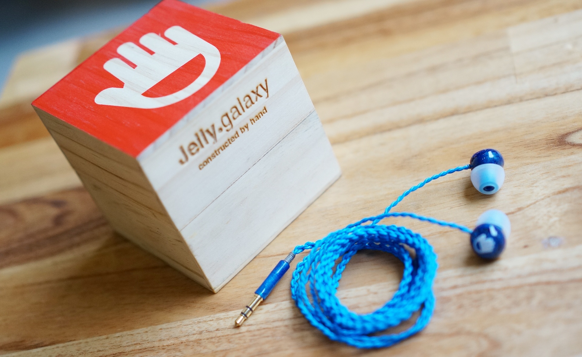 Mo hop tai nghe Jelly Galaxy lam thu cong tai Viet Nam hinh anh