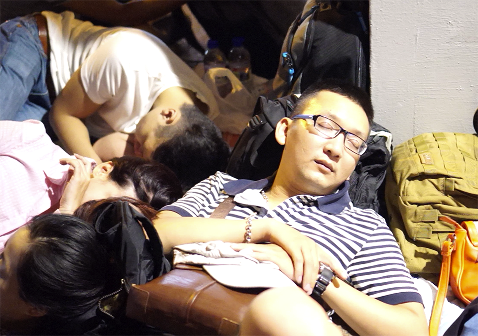 Nguoi Viet trang dem xep hang cho mua iPhone 6 hinh anh