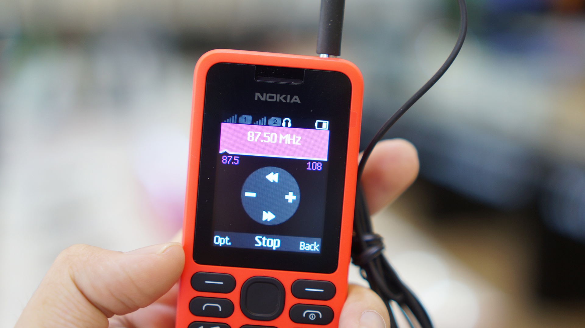 Mo hop Nokia 130 2 SIM nghe nhac, xem phim gia 670.000 dong hinh anh