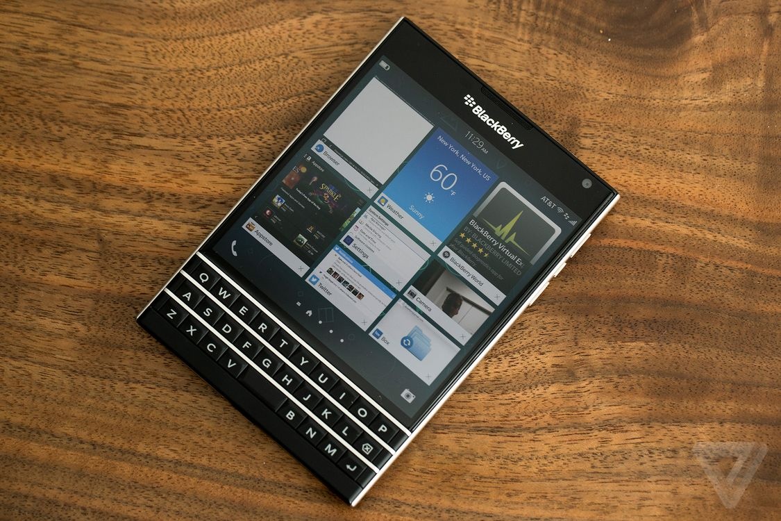 BlackBerry Passport man hinh vuong 4,5 inch, gia 599 USD hinh anh