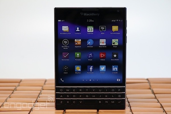 Anh thuc te BlackBerry Passport man hinh vuong hinh anh