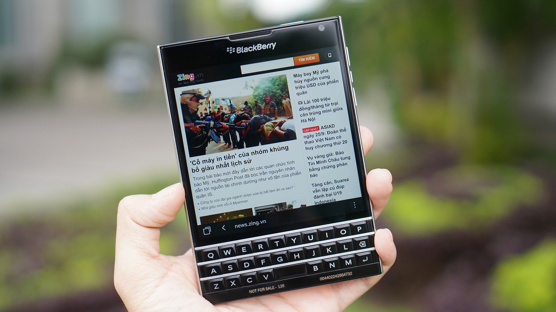 Can canh BlackBerry Passport dau tien tai Viet Nam hinh anh