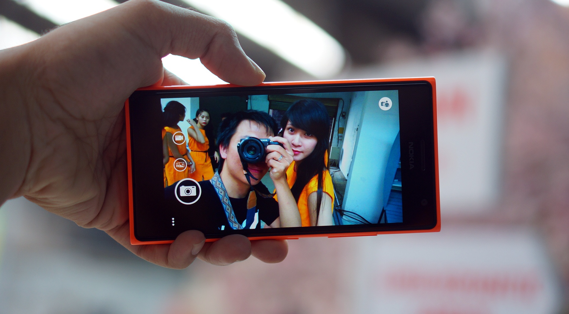 Anh thuc te Lumia 730 chuyen chup 'tu suong' gia 5 trieu hinh anh