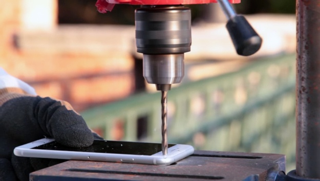 Bi quyet bien iPhone 6 bi cong tro thanh smartphone sieu ben hinh anh