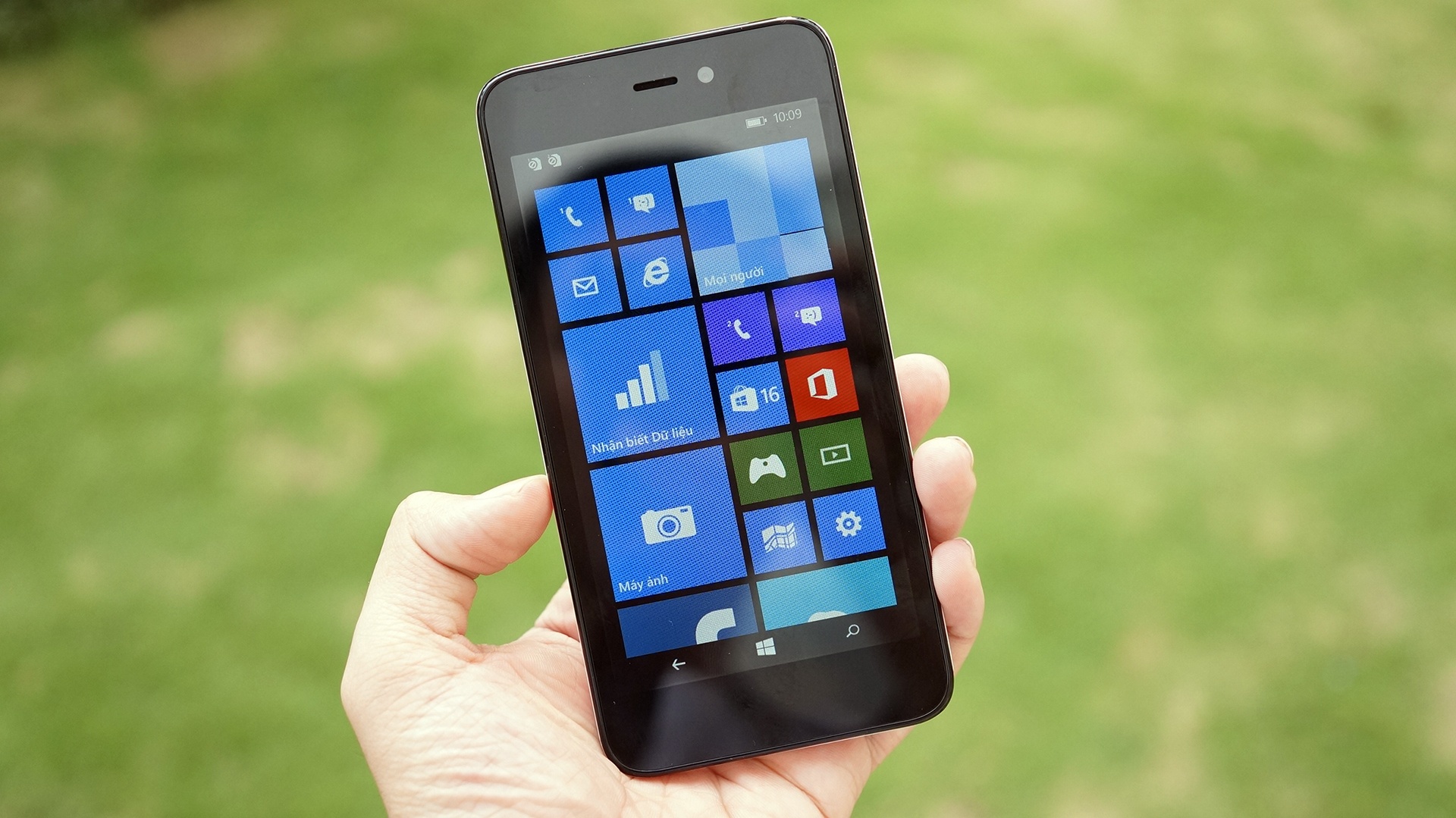 Mo hop smartphone Windows Phone man hinh 5 inch re nhat o VN hinh anh