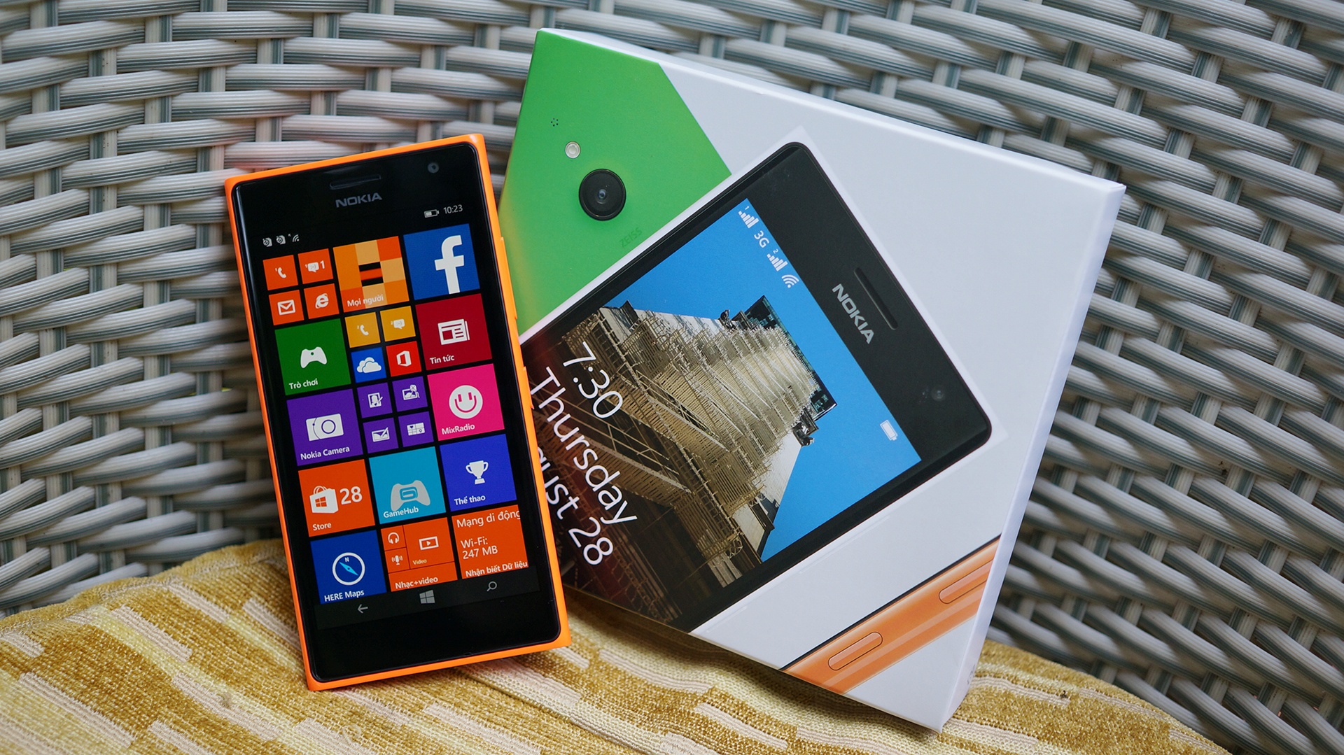 Mo hop Lumia 730 chuyen chup tu suong gia tot sap ban tai VN hinh anh
