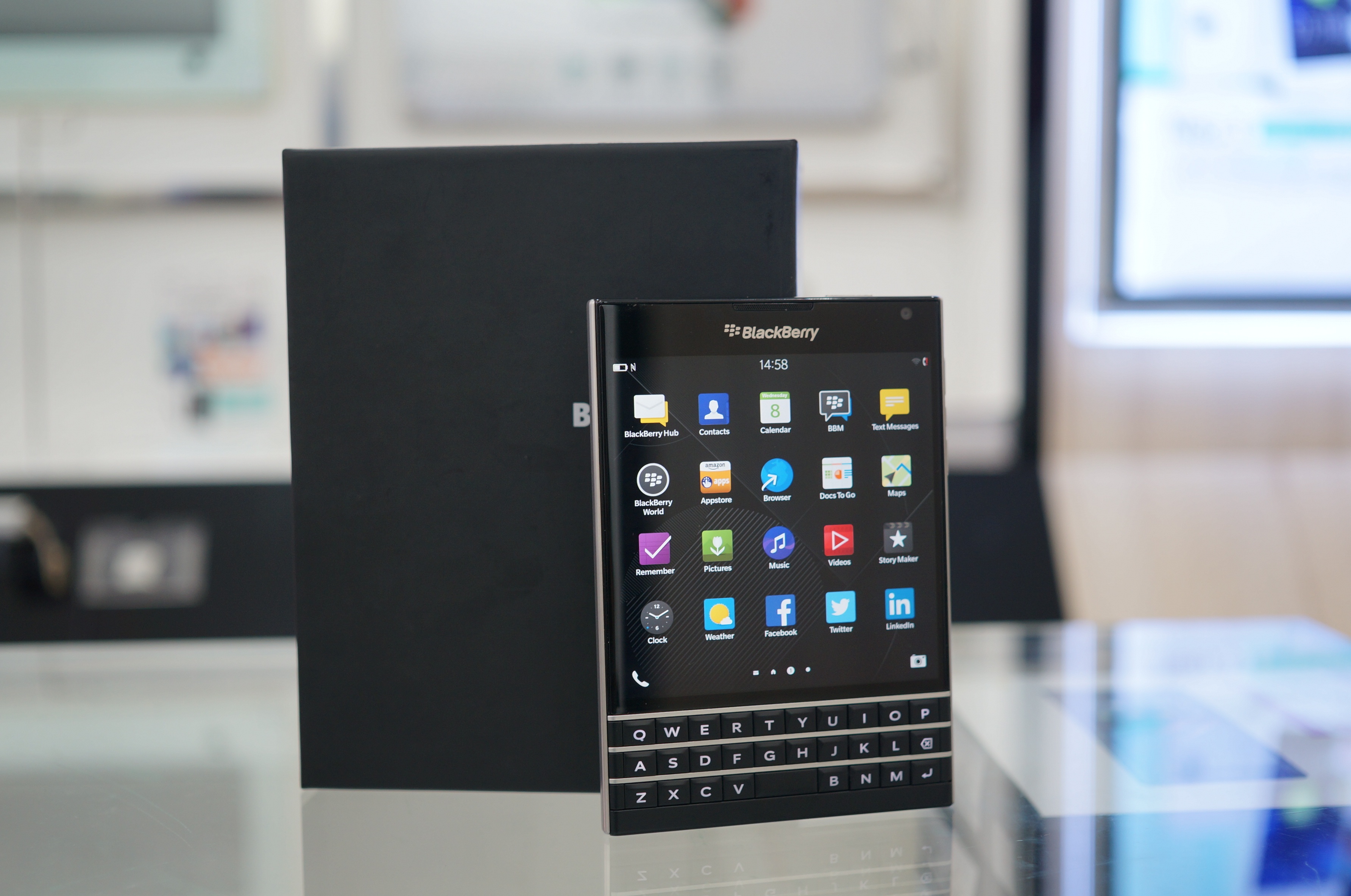 Mo hop va trai nghiem nhanh BlackBerry Passport tai Viet Nam hinh anh