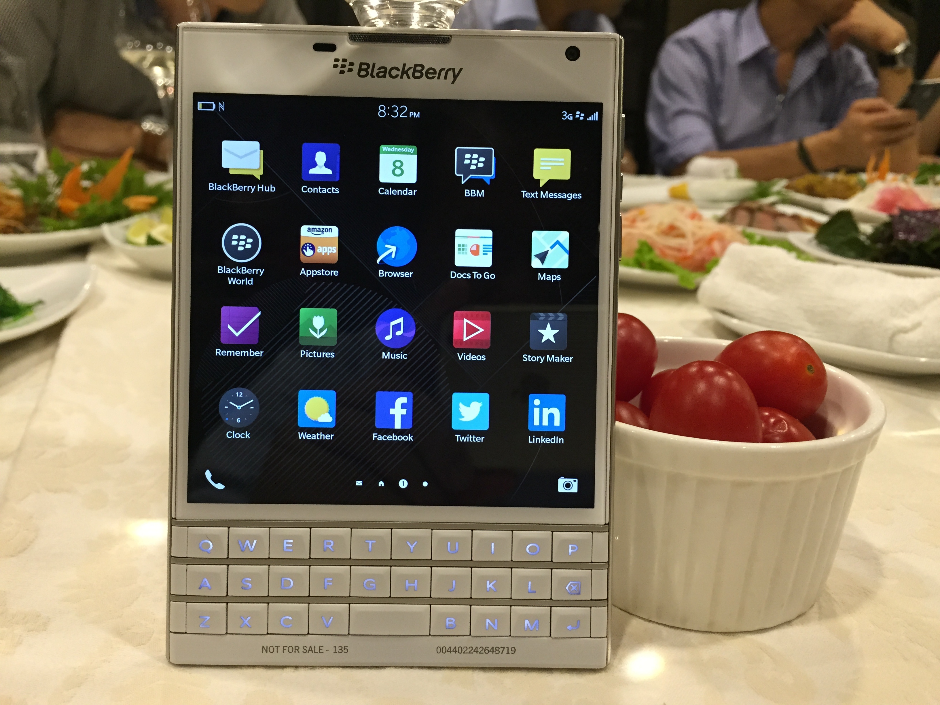 BlackBerry Passport mau trang xuat hien tai Viet Nam hinh anh