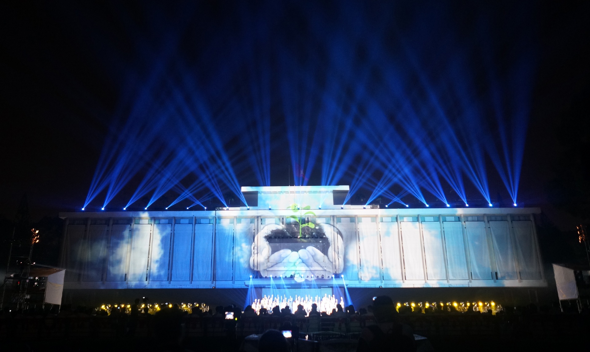 Hang ngan nguoi chen nhau xem 3D Mapping o Sai Gon hinh anh