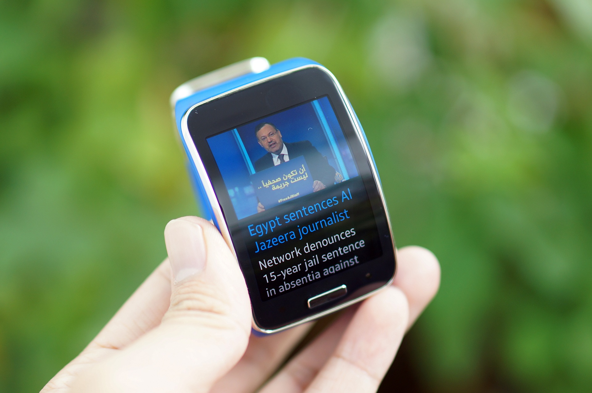 Can canh dong ho Samsung Gear S gia 7,99 trieu tai VN hinh anh