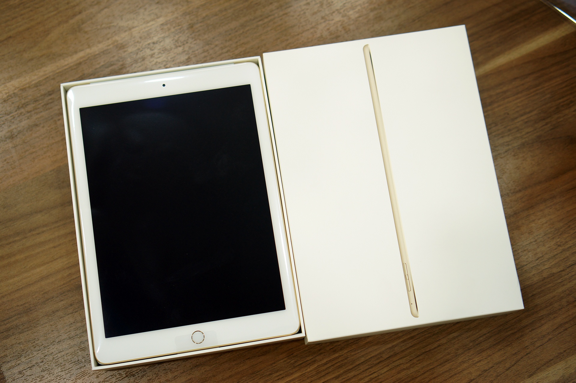 Một tuần sau khi được ra mắt tại Mỹ, chiếc iPad Air 2 đã được bán ra tại nhiều thị trường. Những model đầu tiên vừa về đến Việt Nam qua đường xách tay.