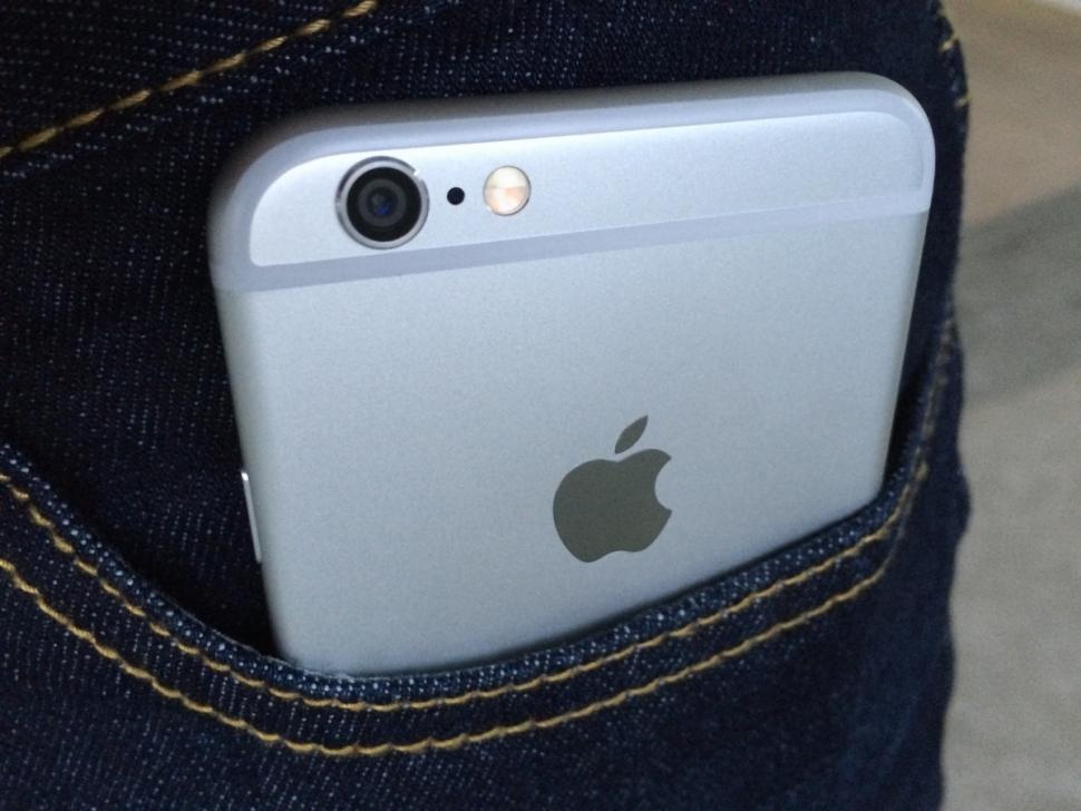 iPhone 6 bi am mau tu thuoc nhuom quan jeans hinh anh