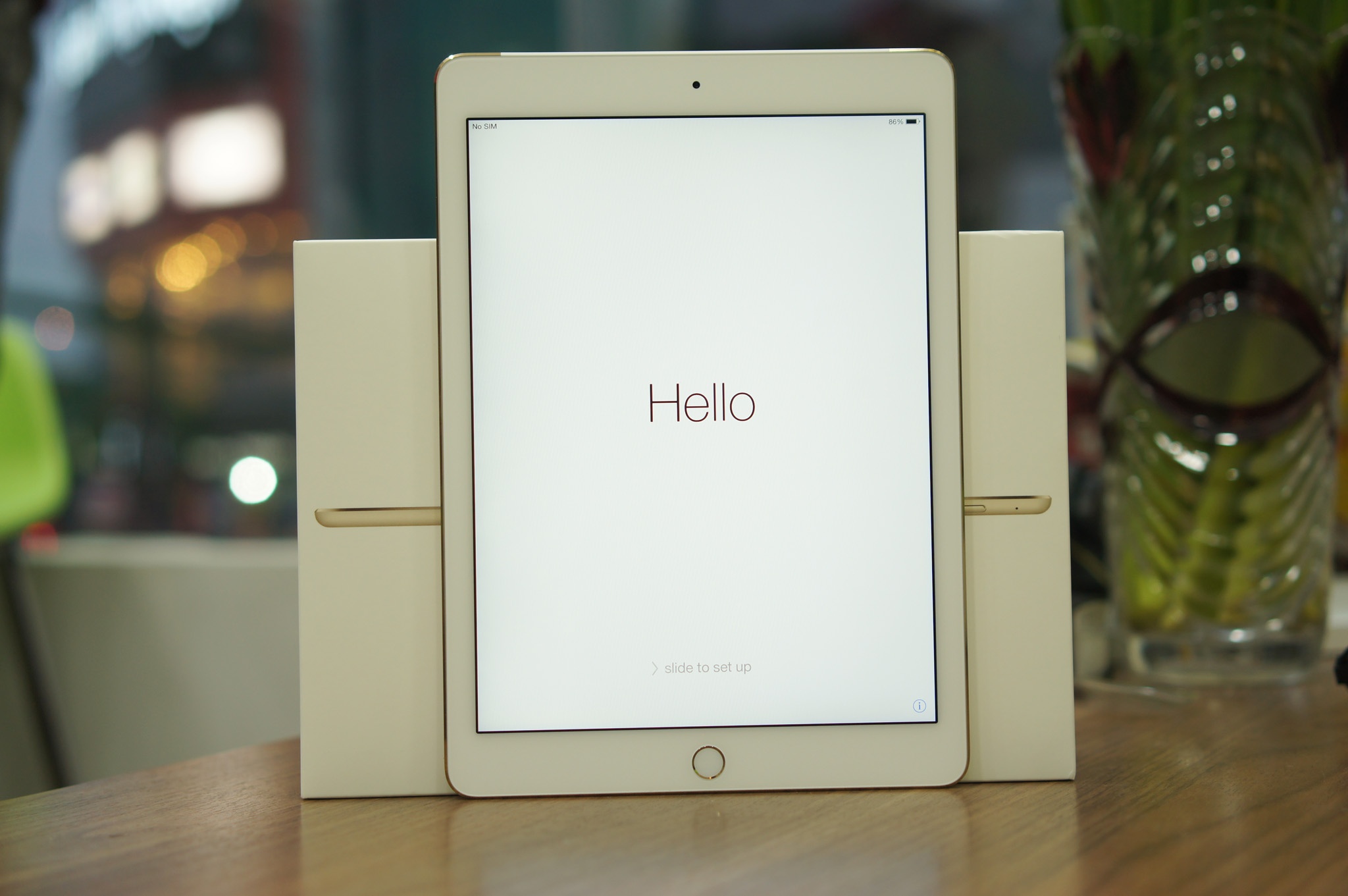 Theo đại diện của cửa hàng Shopdunk (Thái Hà, Hà Nội), cửa hàng này nhập về 2 mẫu 64GB và một mẫu 128 GB bản 3G. Cả ba mẫu đều là màu vàng.