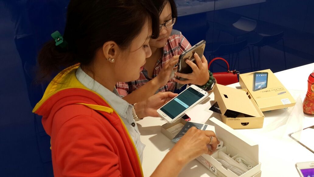 Nhung nguoi so huu Galaxy Note 4 trong ngay dau mo ban hinh anh