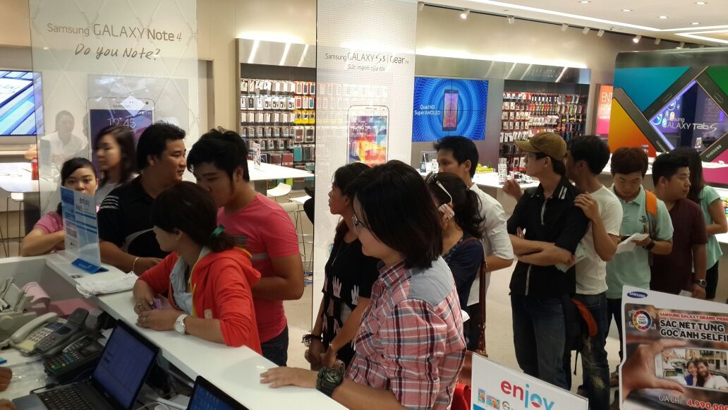 Nhieu nguoi xep hang mua Galaxy Note 4 trong ngay dau ban ra hinh anh