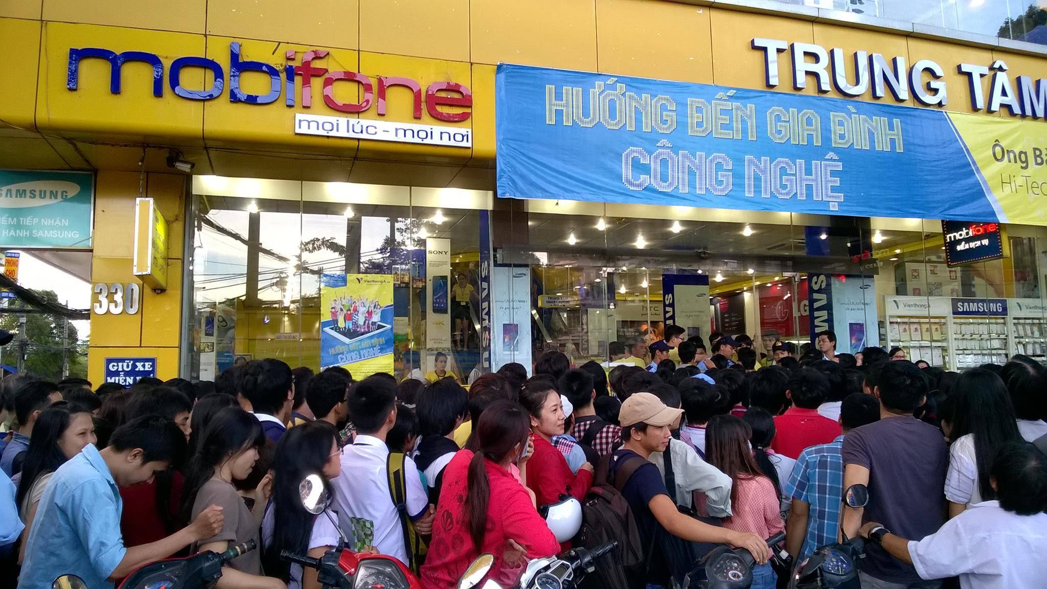 Chen lấn xếp hàng gây tắc nghẽn giao thông tại điểm bán trên đường 3/2. Cửa hàng này đã phải tạm hoãn chương trình nhằm lý do an ninh. Ảnh: Kính Cận.