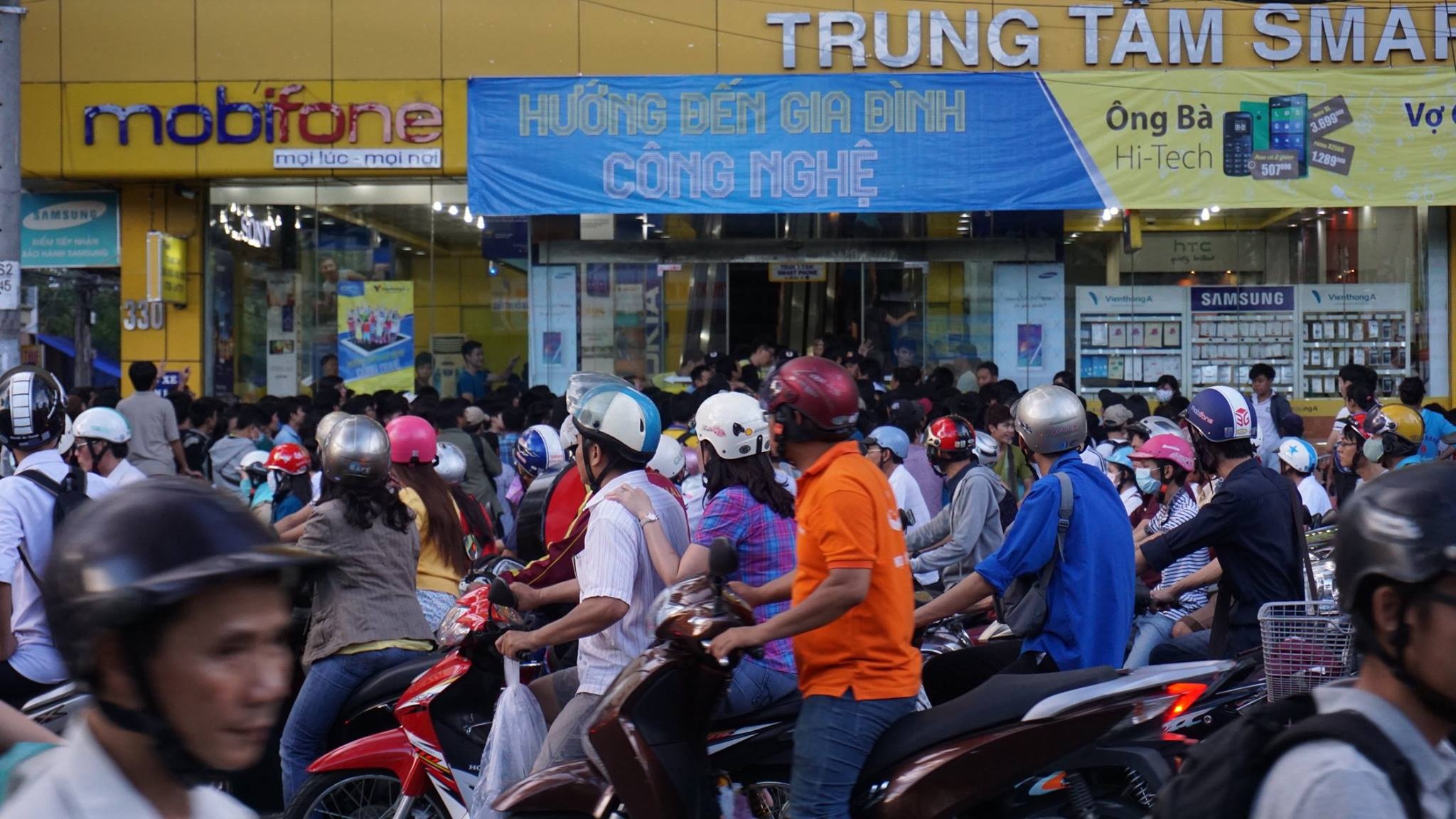 Xep hang tran ra duong de mua Lumia 530 gia 530.000 dong hinh anh