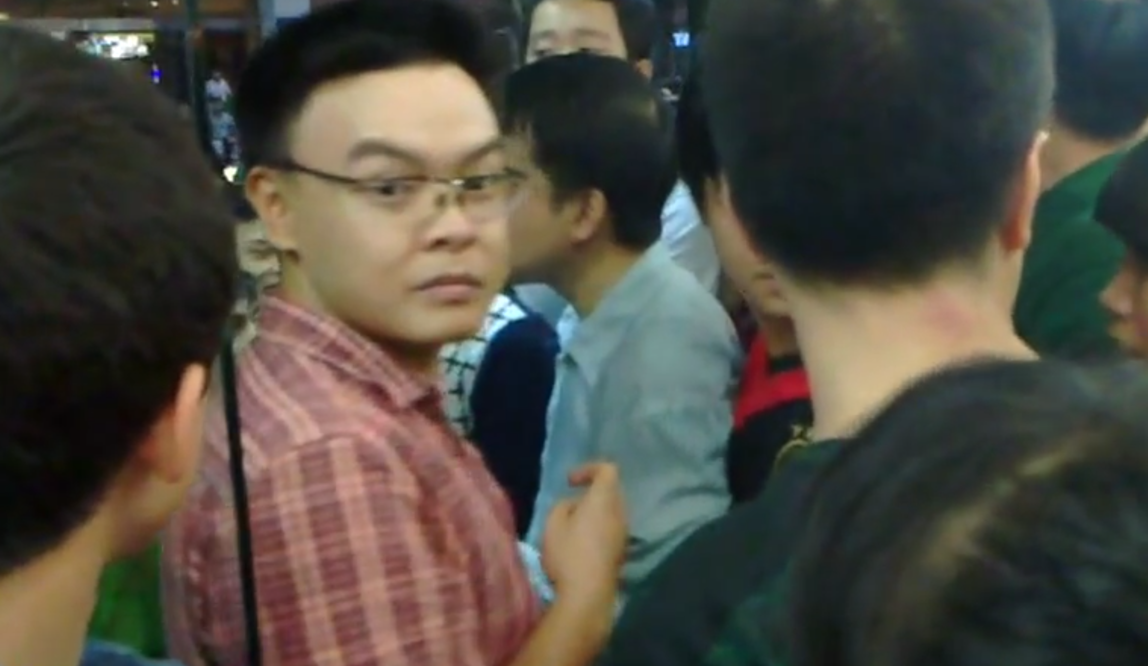 Xep hang cho mua dien thoai gia 530.000 dong o Ha Noi hinh anh