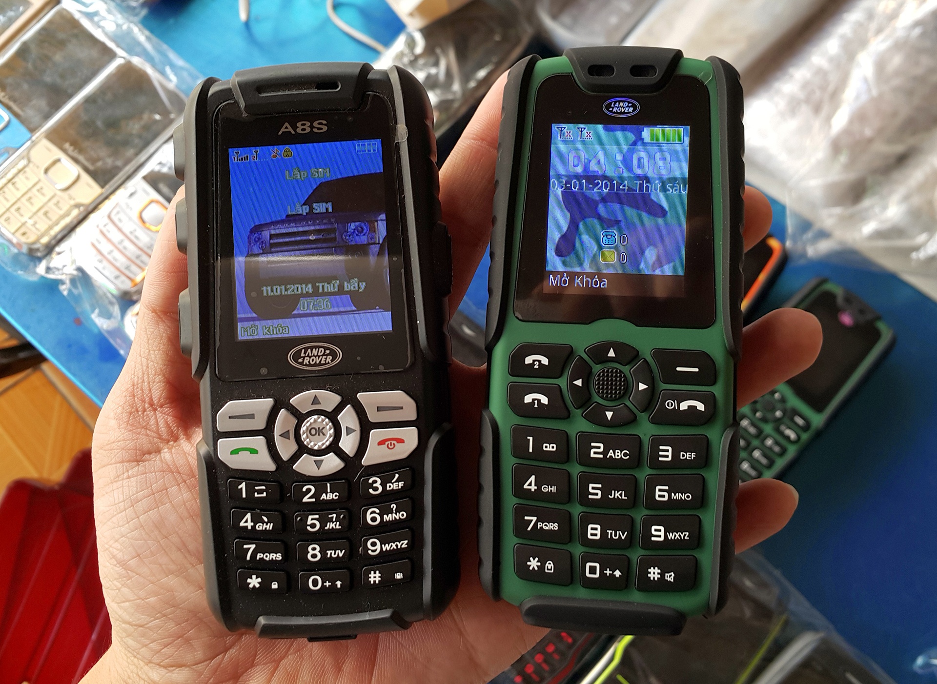 Dien thoai 600.000 dong pin xai mot thang ban o le duong SG hinh anh