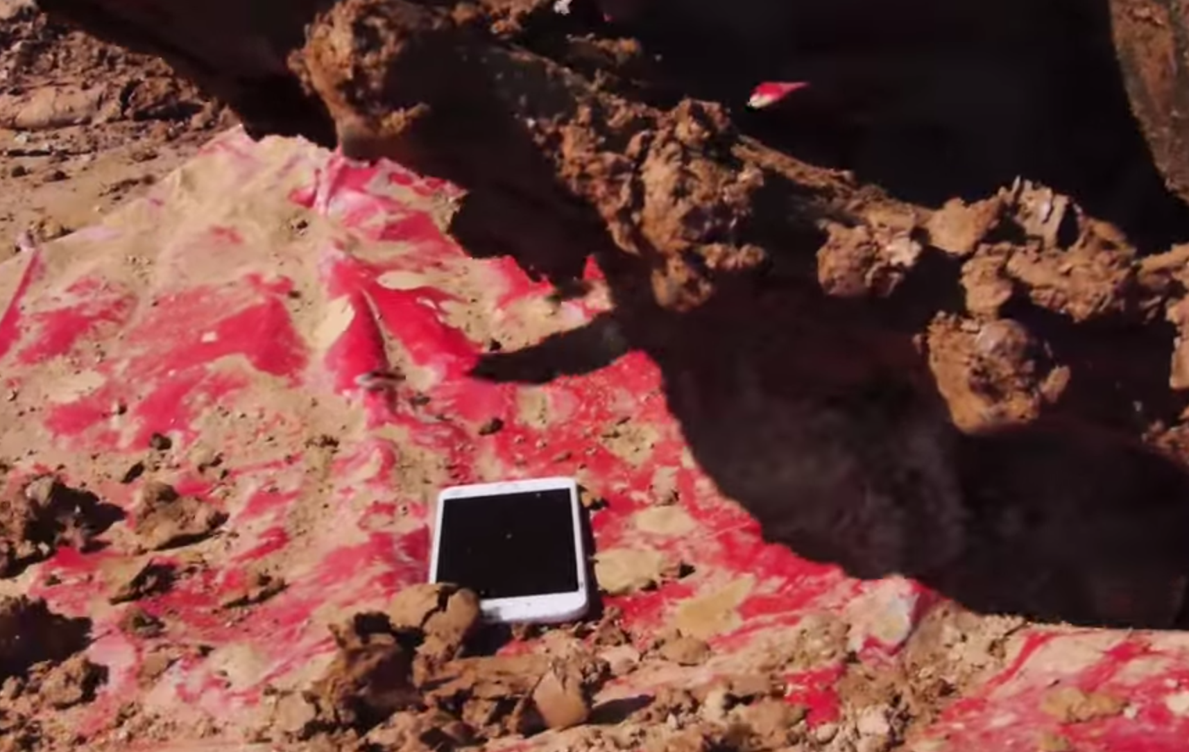 iPhone 6 trong ra sao khi bi xe tang can? hinh anh