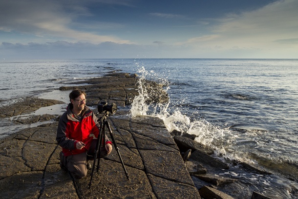 Chân máy thường là bộ phận được đặt ở những nơi bẩn đầy bụi, nước hoặc cát.