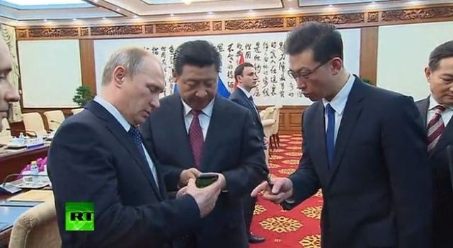 Putin tang dien thoai hai man hinh cho Chu tich Trung Quoc hinh anh