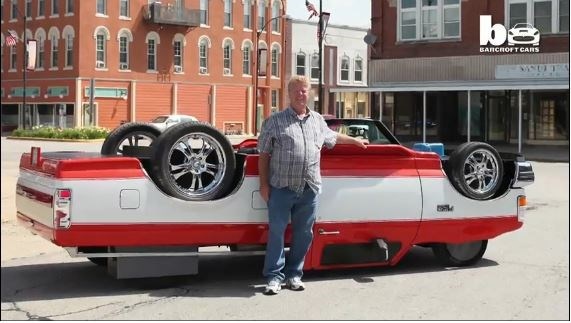 Ông Sullivan đứng cạnh chiếc xe tải kỳ lạ của mình.