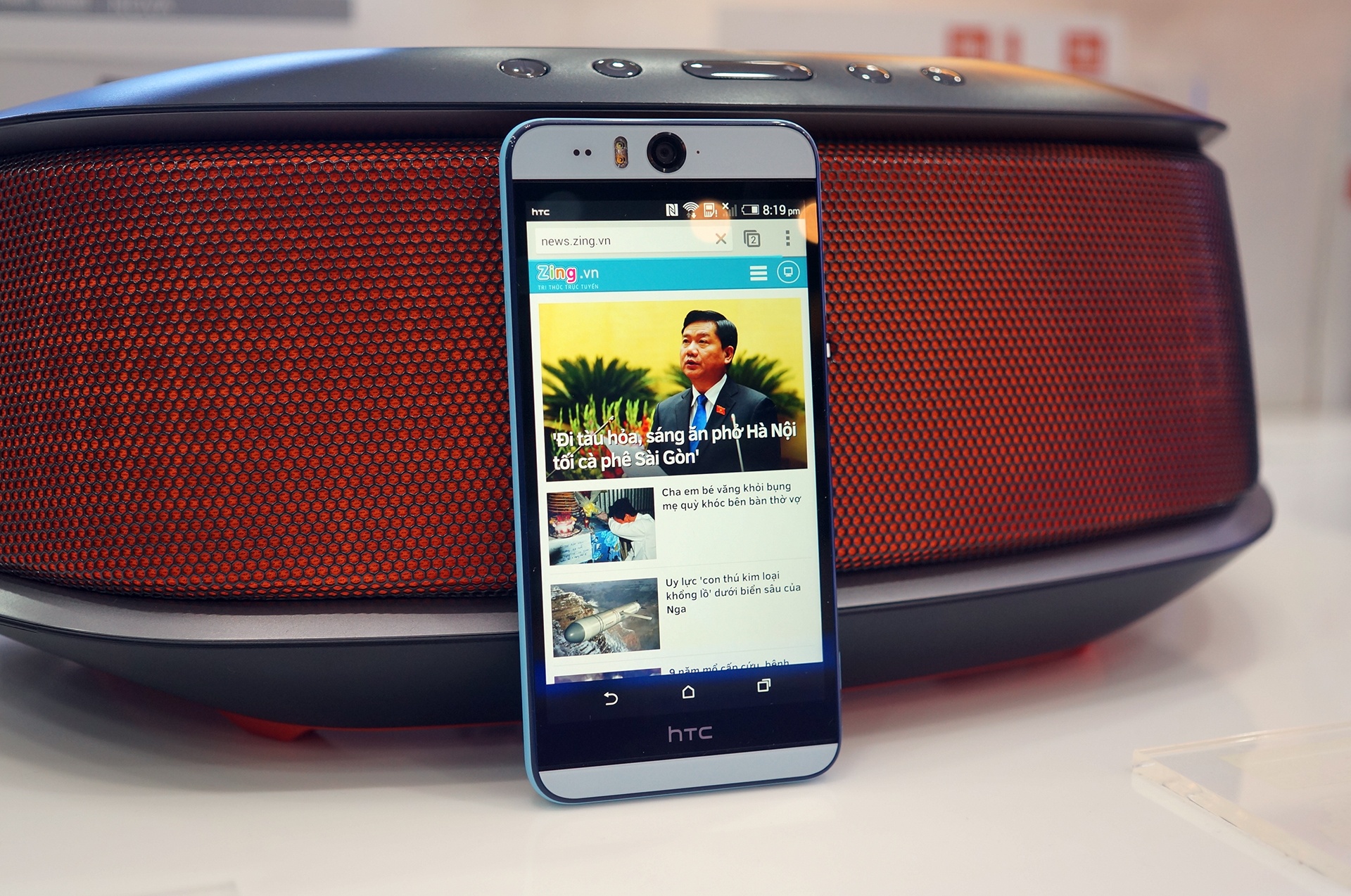 Mo hop HTC Desire Eye voi camera tu suong 13 cham o VN hinh anh