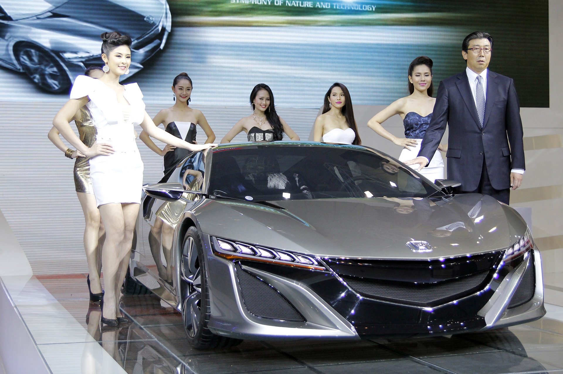Sao Viet khoe sac cung xe sang tai Vietnam Motor Show 2014 hinh anh