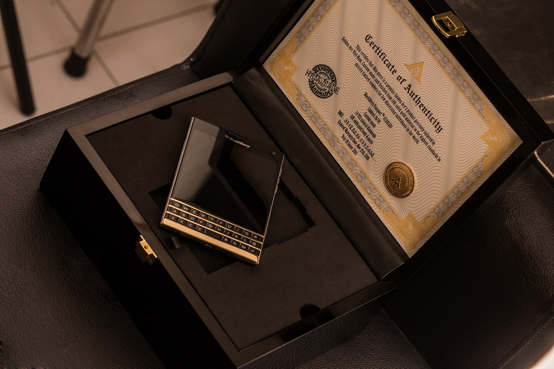 Mo hop BlackBerry Passport bang vang nguyen koi tai Viet Nam hinh anh