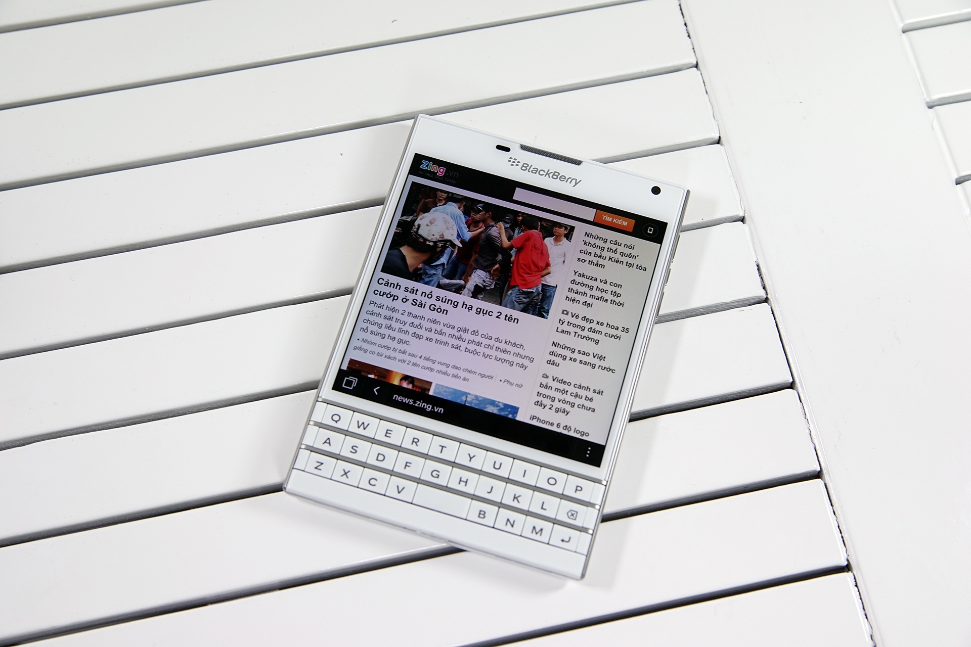 Mo hop BlackBerry Passport mau trang tai Viet Nam hinh anh