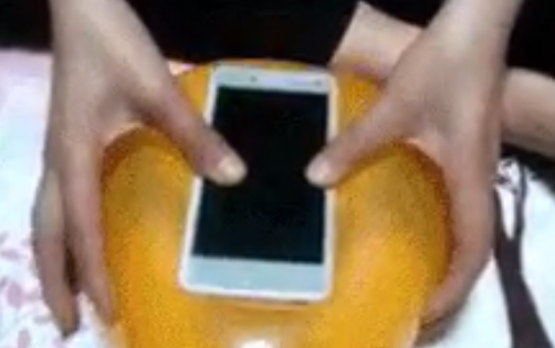 Bien qua bong bong thanh op lung smartphone trong nhay mat hinh anh