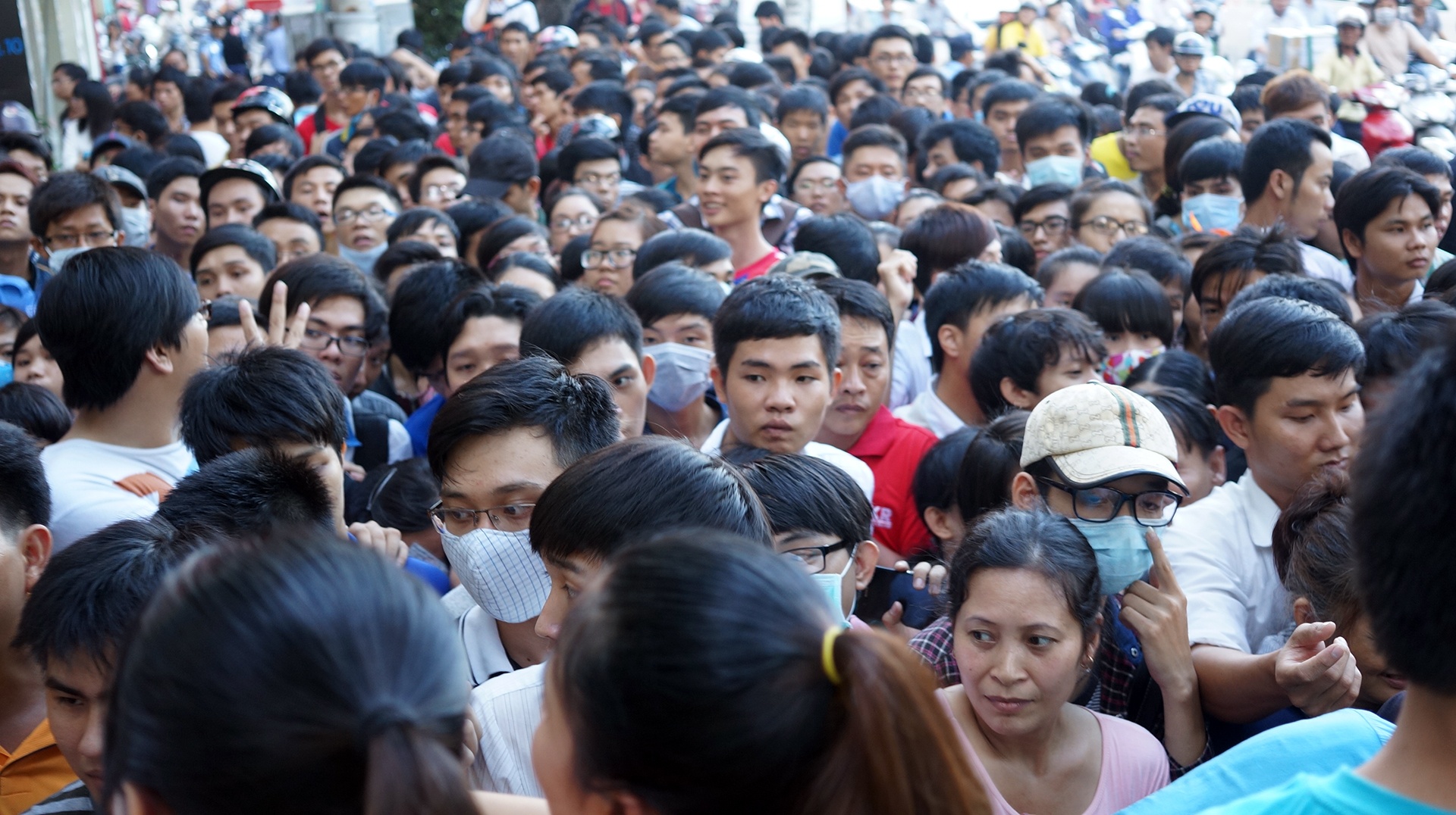 Chen lan mua smartphone gia 535.000 dong o Sai Gon hinh anh