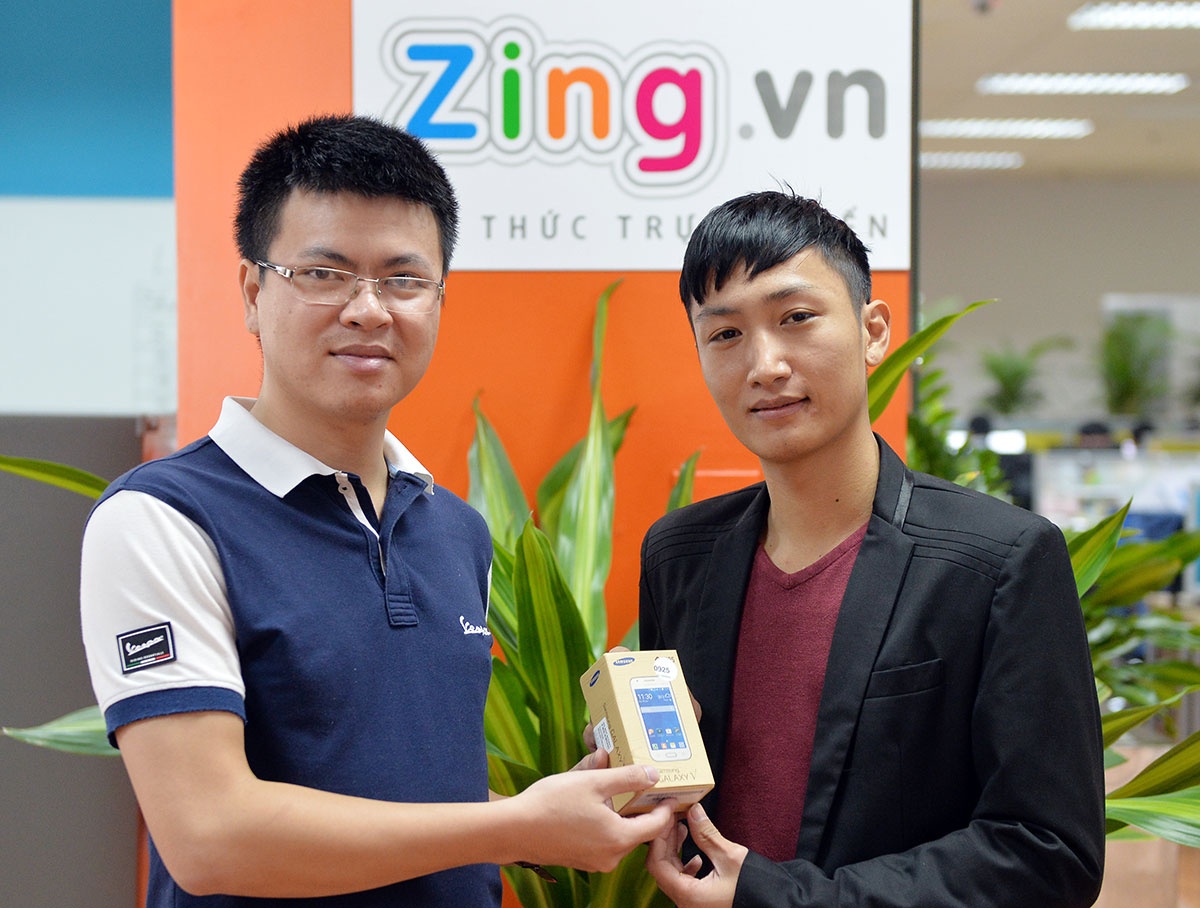 Hai độc giả may mắn ở Quảng Ngãi (trên) và Hà Nội (dưới) giành giải thưởng là chiếc điện thoại Samsung Galaxy V khi tham gia bình chọn smartphone tốt nhất tháng 10.
