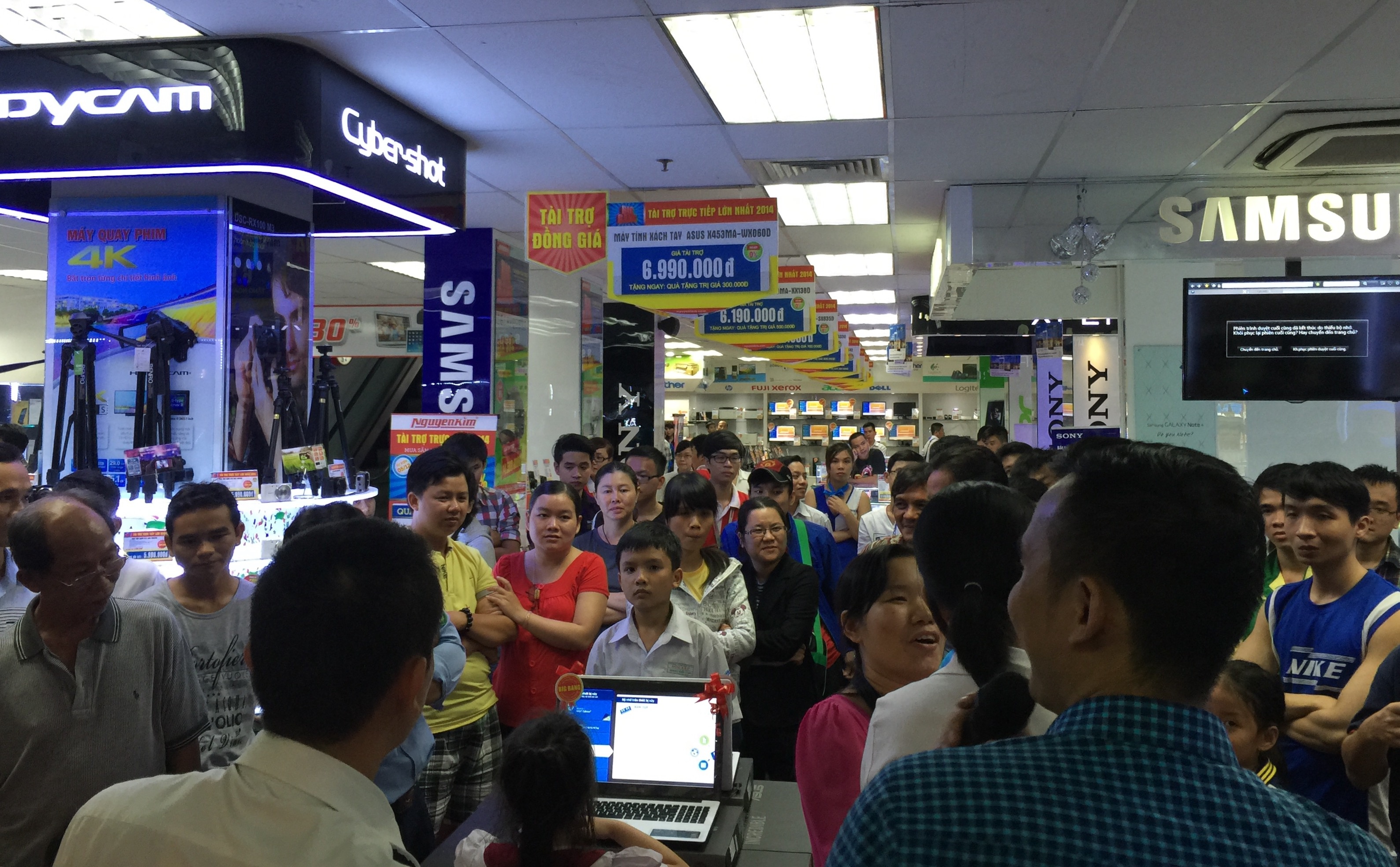 Sieu thi dong nghet nguoi vi ban smartphone gia 490.000 dong hinh anh