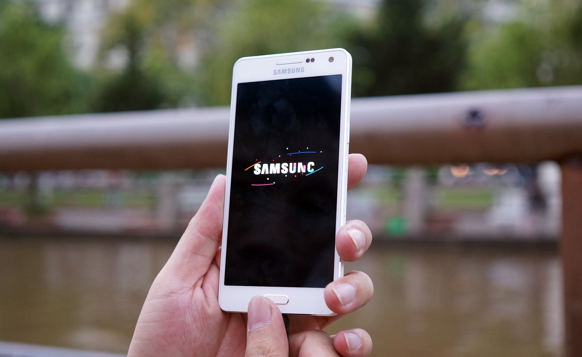 Can canh Galaxy A5 kim loai nguyen khoi gia 8,9 trieu o VN hinh anh