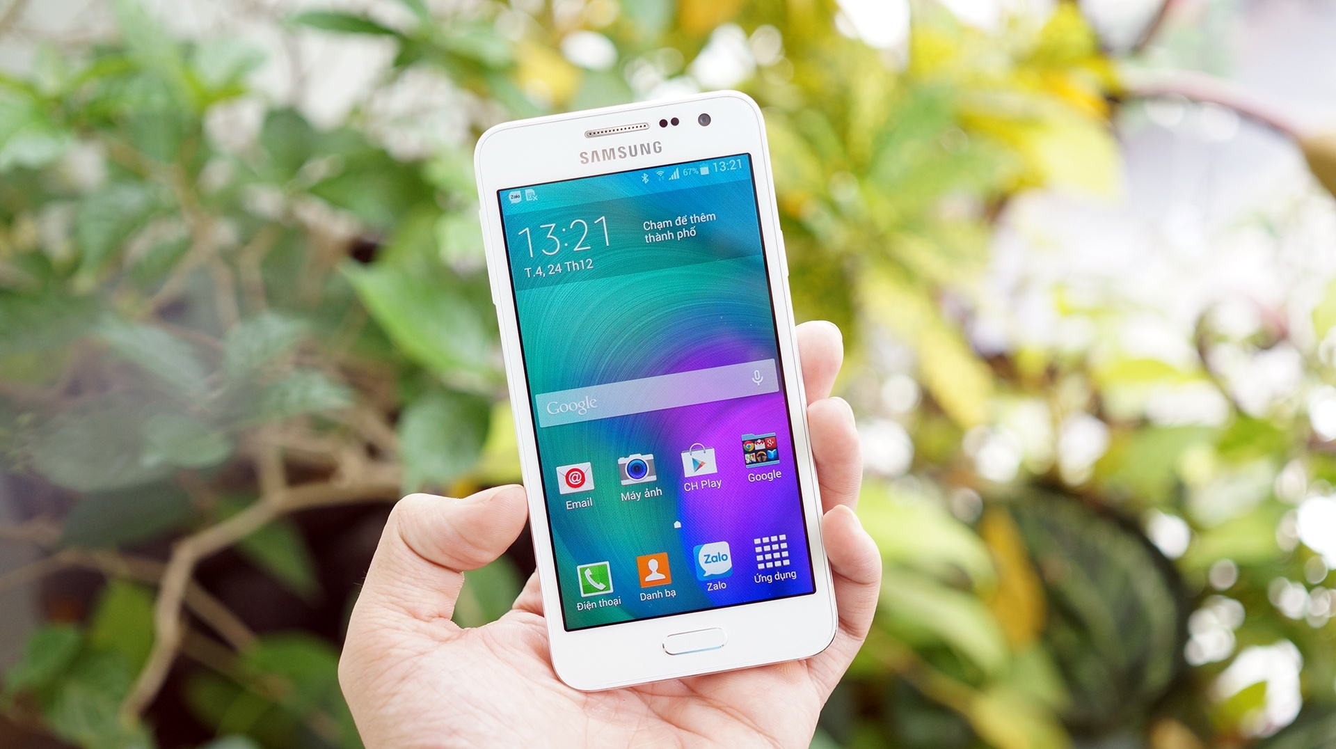 Can canh Galaxy A3 vua len ke hinh anh