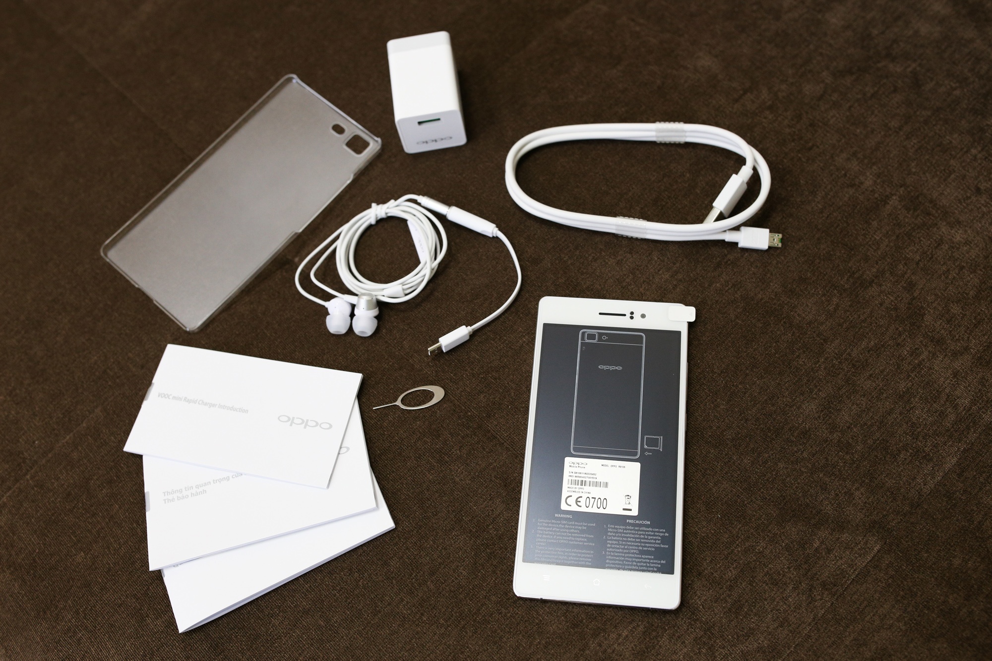 Mo hop smartphone mong nhat Viet Nam gia gan 10 trieu dong hinh anh