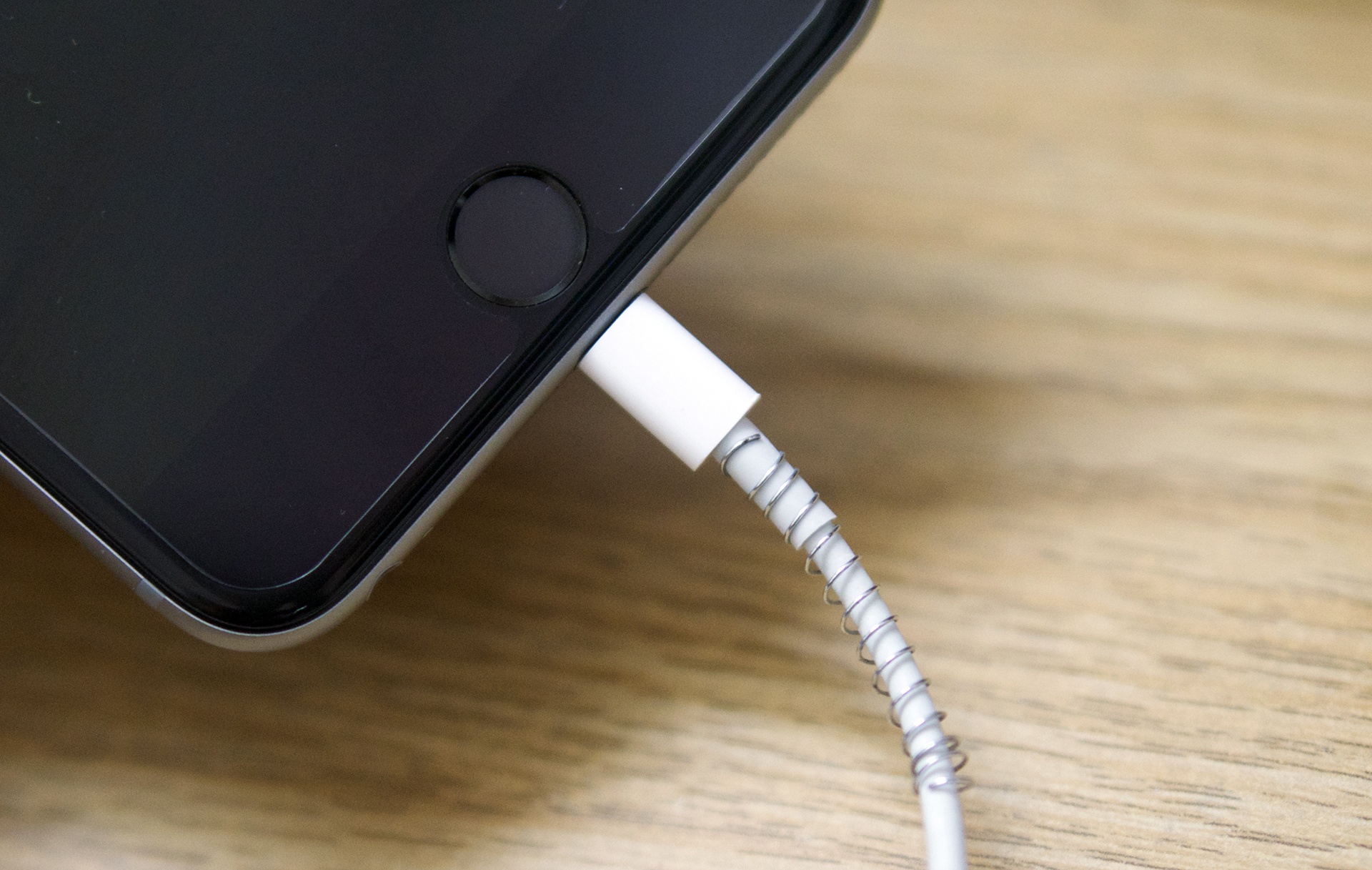 Cach dung lo xo but bi de giup day sac iPhone tranh bi dut hinh anh