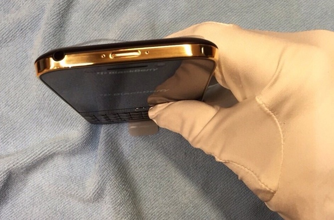 Lo dien ban BlackBerry Classic ma vang, gia tren 3.000 USD hinh anh