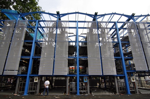 Lap gian do xe o to khung ven de song Hong hinh anh