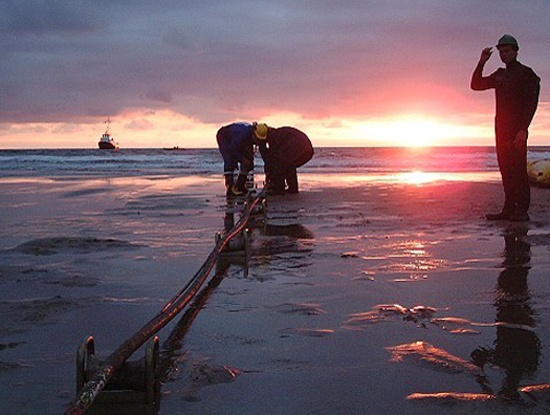 Den luc nen noi loi chia tay voi tuyen cap quang bien AAG? hinh anh