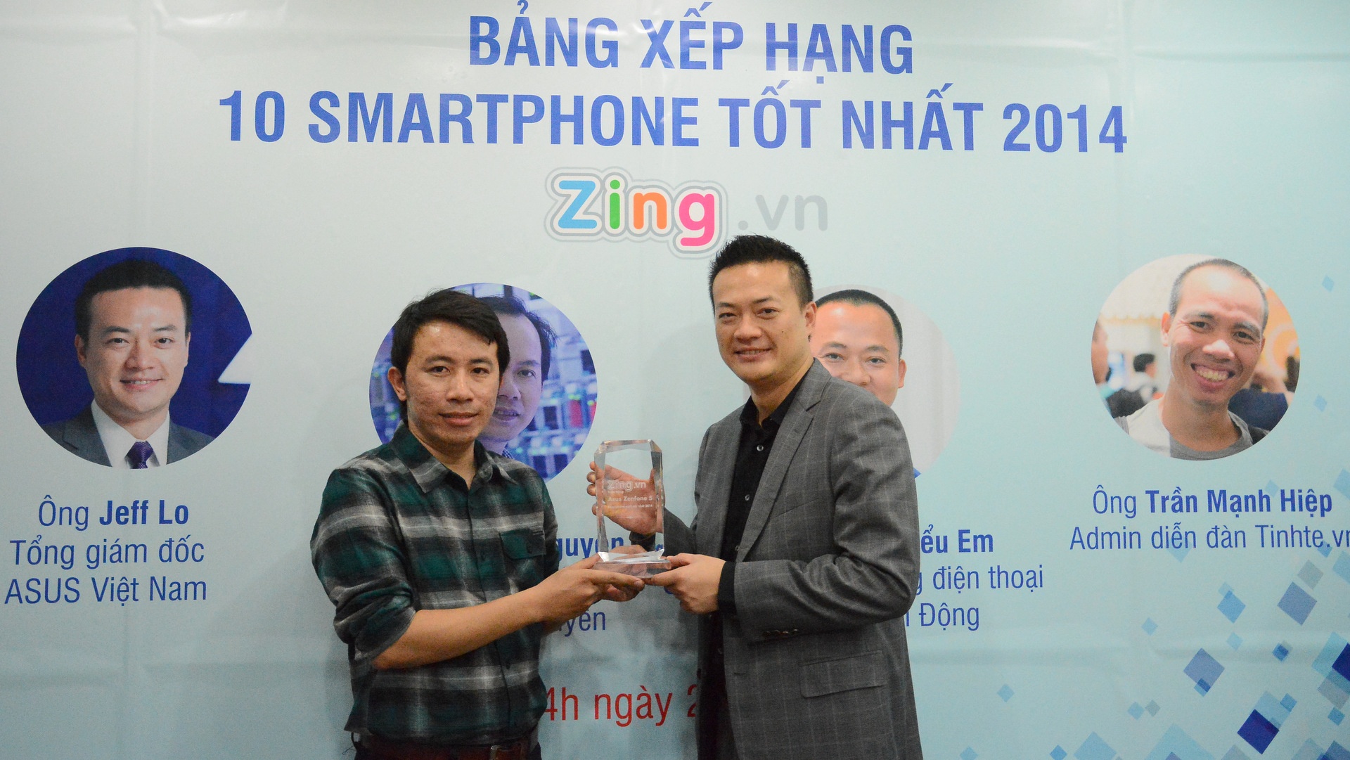 Đại diện Zing.vn trao kỷ niệm chương: Zenfone 5 - smartphone tốt nhất 2014. Ảnh: Khương Nha.